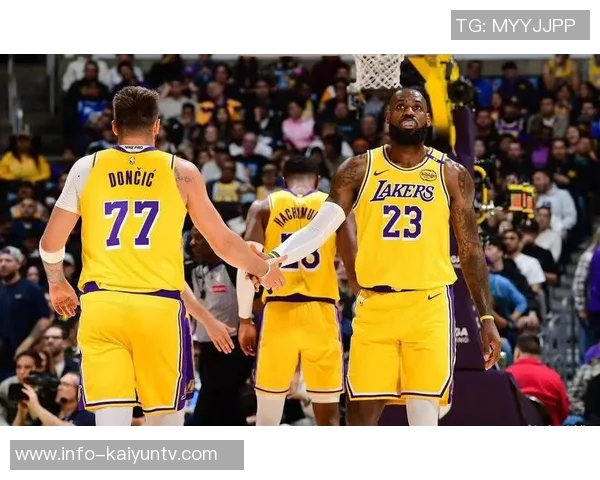 詹姆斯重返赛场展现实力与东契奇小里组合默契无间的精彩表现