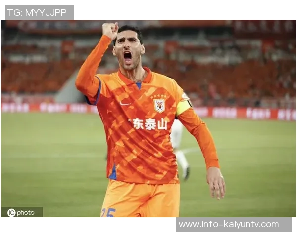 黄政宇凌空破门激情滑跪庆祝迎来泰山生涯第二球精彩瞬间